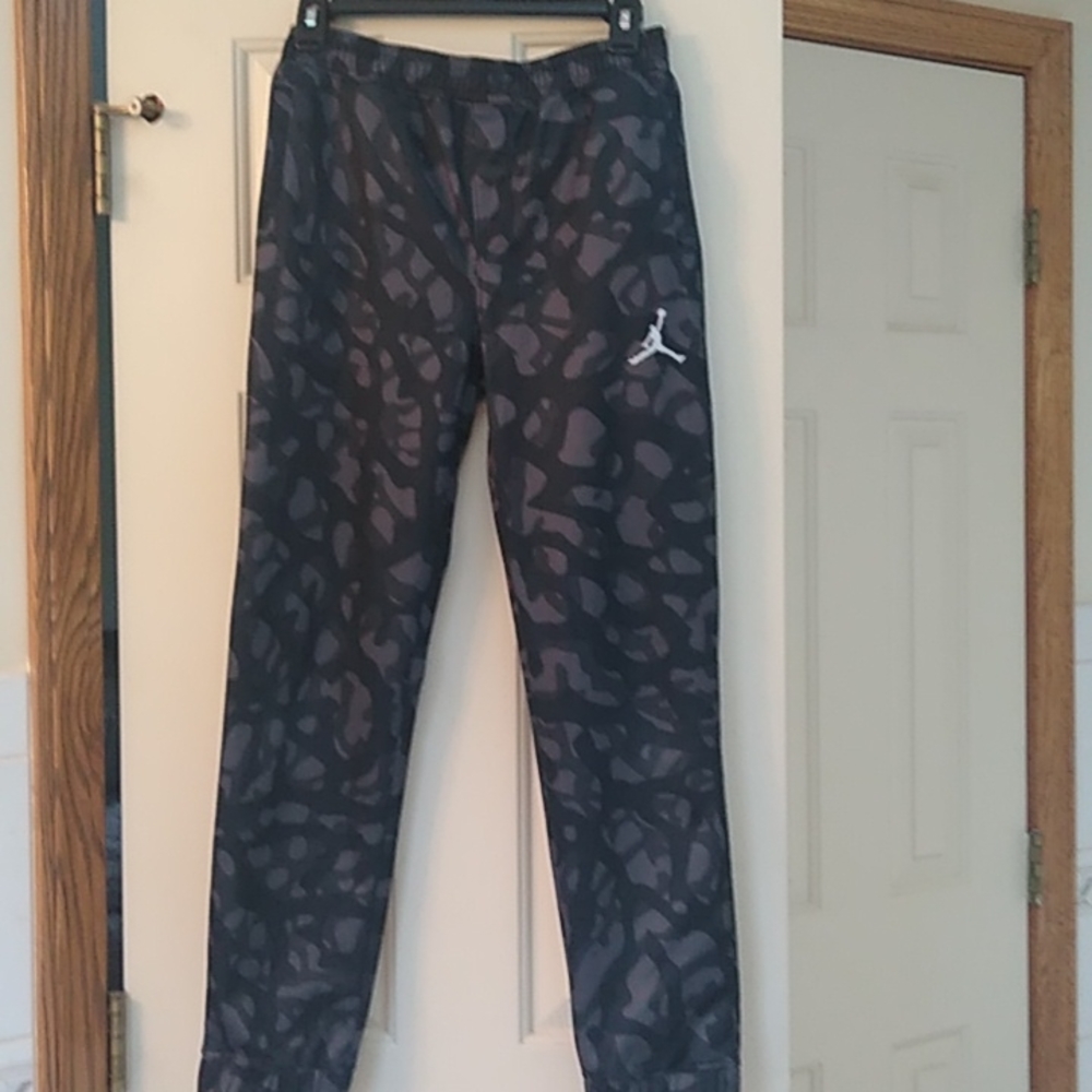Boy's Jordan joggers, black/gray pattern